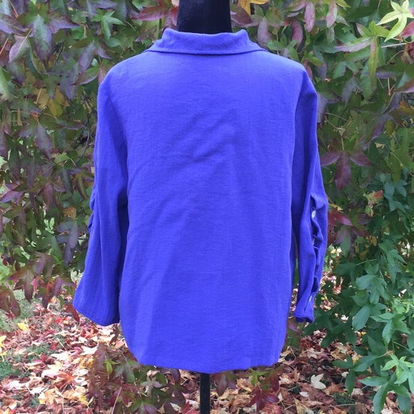 Beautiful Blue Blouse with Abalone Buttons - Picture 3 of 8